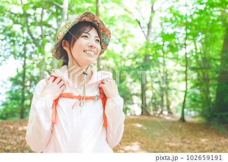 登山を楽しむ笑顔の女性 102659191