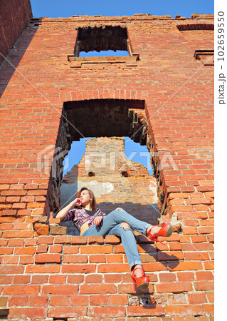 Girl on the ruins Girl on the ruins 102659550