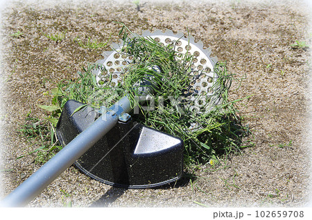 草刈機の刃に草が巻き付いた状態（イラスト風） 102659708