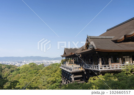初夏の音羽山　清水寺　本堂と京都市街　京都府京都市 102660557