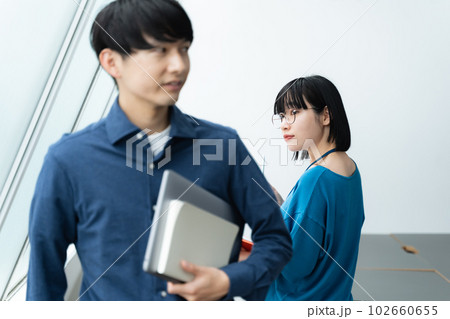 オフィスで働く若い男女 102660655