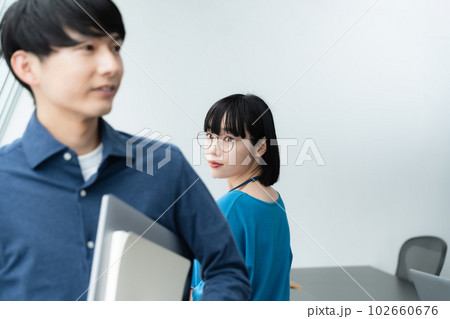 オフィスで働く若い男女 102660676