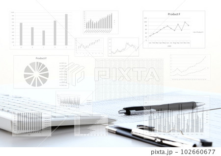 無人のデスクとビジネスチャート―分析イメージ 無人のデスクとビジネスチャート―分析イメージ 102660677