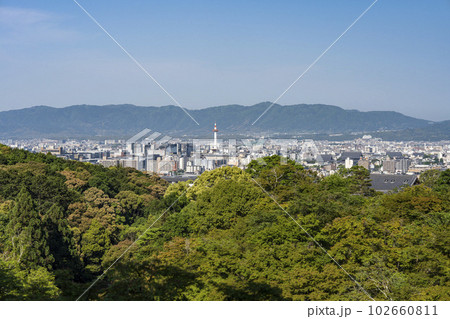 初夏の音羽山　清水寺　奥の院から見た京都市街　俯瞰　京都府京都市 102660811