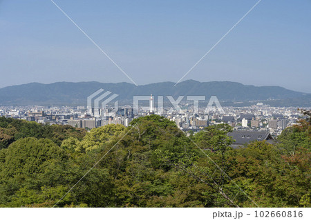 初夏の音羽山　清水寺　奥の院から見た京都市街　俯瞰　京都府京都市 102660816