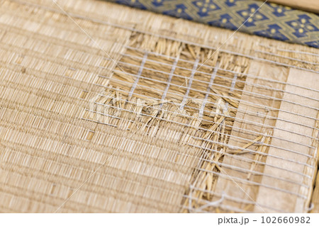 擦れて劣化した畳 擦れて劣化した畳 102660982