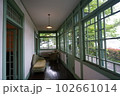 洋館の廊下 102661014