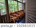 洋館の廊下の椅子 102661015