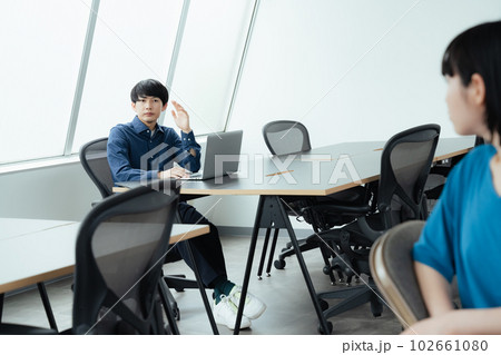 同僚に話しかけるデジタル人材 102661080