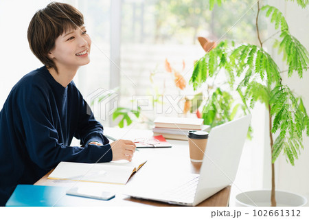 在宅勤務をする若い女性 102661312