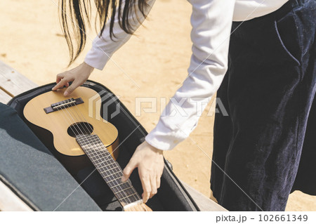 楽器ケース　ギターを持つ女性 102661349