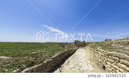 ローマ遺跡ドゥッガ・キャピトル神殿へ続く道 / Dougga, Tunisia 102661520
