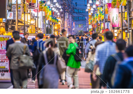 日本の東京都市景観 5類移行後の初の金曜日。多くの人たちで溢れる新橋西口通り…=5月12日 日本の東京都市景観 5類移行後の初の金曜日。多くの人たちで溢れる新橋西口通り…=5月12日 102661778