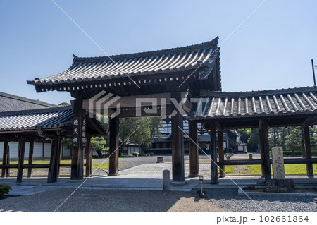 初夏の東福寺　通天橋の門　京都府京都市 102661864