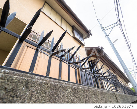 塀の上部に設置された「忍び返し」　犯罪者の不法侵入を防ぎ、鳥除けや猫渡り防止の効果もある。 102661977