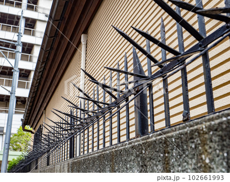 塀の上部に設置された「忍び返し」　犯罪者の不法侵入を防ぎ、鳥除けや猫渡り防止の効果もある。 102661993