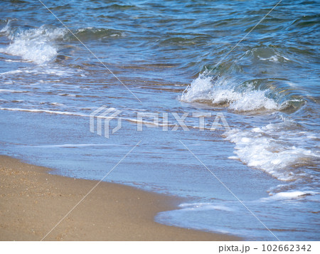 青い海の砂浜の波打ち際。 青い海の砂浜の波打ち際。 102662342