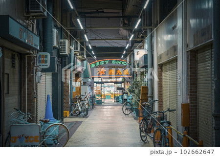 西九条駅の高架下　トンネル横丁　OK18番街（大阪市此花区西九条） 102662647