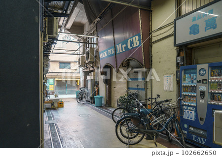 西九条駅の高架下　トンネル横丁　OK18番街（大阪市此花区西九条） 102662650