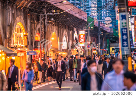 日本の東京都市景観 5類移行後の初の金曜日。飲み客や仕事帰りの人たちで賑わう飲み屋街…=5月12日 日本の東京都市景観 5類移行後の初の金曜日。飲み客や仕事帰りの人たちで賑わう飲み屋街…=5月12日 102662680