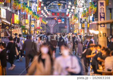 日本の東京都市景観 5類移行後の初の金曜日。賑わう新橋西口通り。奥は新橋駅烏森口…＝5月12日 102663108
