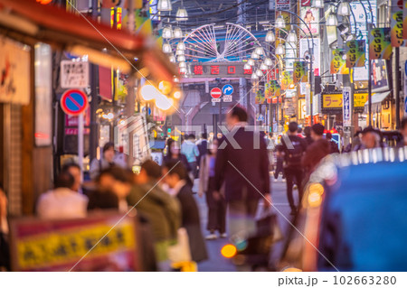 日本の東京都市景観 5類移行後の初の金曜日。賑わう新橋西口通り。奥は新橋駅烏森口…＝5月12日 102663280