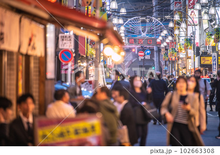 日本の東京都市景観 5類移行後の初の金曜日。賑わう新橋西口通り。奥は新橋駅烏森口…=5月12日 日本の東京都市景観 5類移行後の初の金曜日。賑わう新橋西口通り。奥は新橋駅烏森口…=5月12日 102663308
