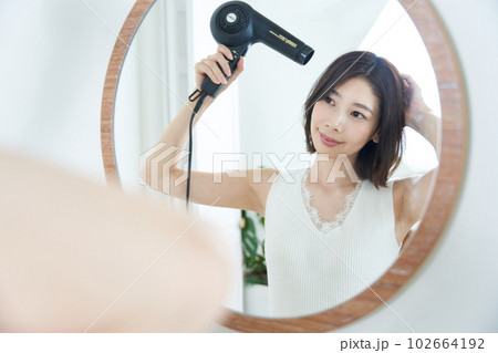 鏡の前の若い女性 鏡の前の若い女性 102664192