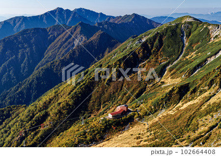紅葉の中央アルプス・千畳敷カールと空木岳への稜線 102664408