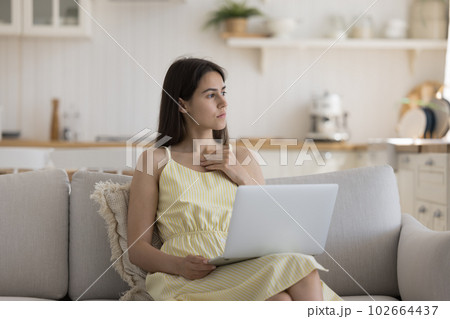 Thoughtful pretty young freelancer woman working at home 102664437