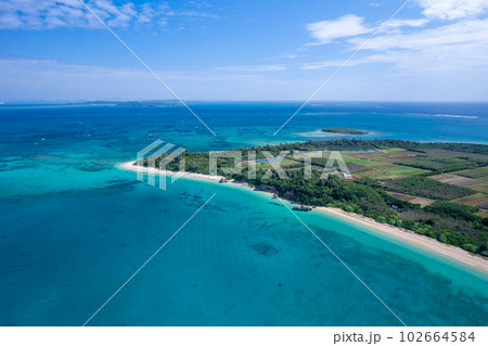 【沖縄・津堅島・空撮写真】津堅島トゥマイ浜と周辺に広がる青い海を空撮② 【沖縄・津堅島・空撮写真】津堅島トゥマイ浜と周辺に広がる青い海を空撮② 102664584