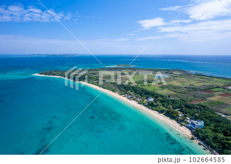 【沖縄・津堅島・空撮写真】津堅島トゥマイ浜と周辺に広がる青い海を空撮③ 【沖縄・津堅島・空撮写真】津堅島トゥマイ浜と周辺に広がる青い海を空撮③ 102664585