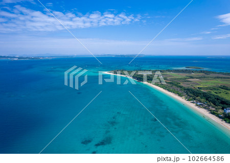 【沖縄・津堅島・空撮写真】津堅島トゥマイ浜と周辺に広がる青い海を空撮④ 102664586