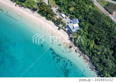 【沖縄・津堅島・空撮写真】津堅島トゥマイ浜と青い海を真上から空撮② 【沖縄・津堅島・空撮写真】津堅島トゥマイ浜と青い海を真上から空撮② 102665232
