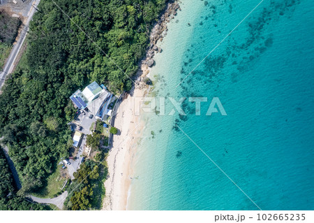 【沖縄・津堅島・空撮写真】津堅島トゥマイ浜と青い海を真上から空撮④ 102665235