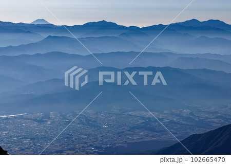 中央アルプス・宝剣岳稜線から見る朝もやに浮かぶ南アルプスと富士山 中央アルプス・宝剣岳稜線から見る朝もやに浮かぶ南アルプスと富士山 102665470