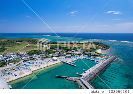 【沖縄・津堅島・空撮写真】津堅漁港と青い海を空撮① 102666101