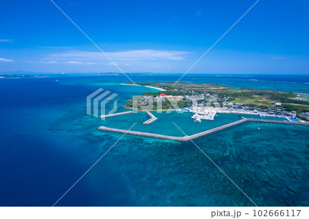 【沖縄・津堅島・空撮写真】津堅漁港と青い海を空撮⑩ 【沖縄・津堅島・空撮写真】津堅漁港と青い海を空撮⑩ 102666117