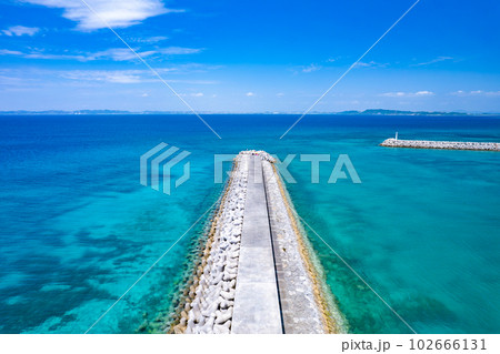 【沖縄・津堅島・空撮写真】津堅漁港と青い海を空撮⑲ 102666131