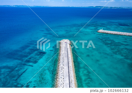 【沖縄・津堅島・空撮写真】津堅漁港と青い海を空撮⑳ 【沖縄・津堅島・空撮写真】津堅漁港と青い海を空撮⑳ 102666132