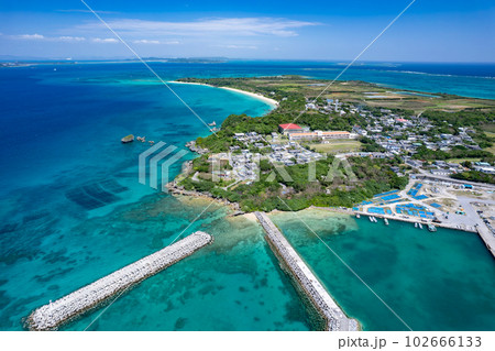 【沖縄・津堅島・空撮写真】津堅漁港と青い海を空撮㉑ 102666133