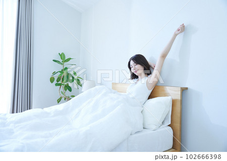 ベッドと若い女性 ベッドと若い女性 102666398
