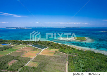 【沖縄・津堅島・空撮写真】津堅島タナカ浜とアフ岩を空撮② 102666762