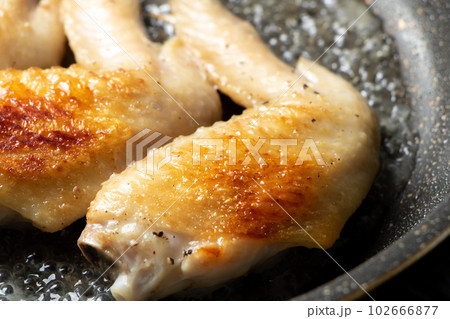 手羽先をフライパンで焼く。(白ワイン焼き) 手羽先をフライパンで焼く。(白ワイン焼き) 102666877