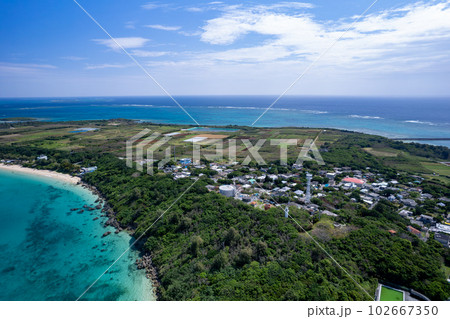 【沖縄・津堅島・空撮写真】津堅島集落と青い海を空撮③ 102667350