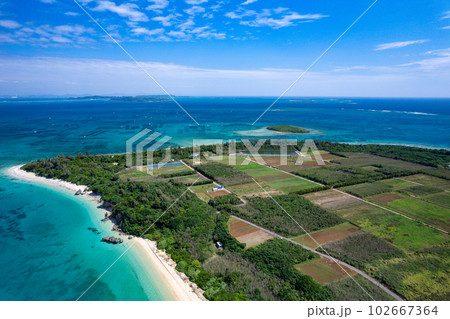 【沖縄・津堅島・空撮写真】津堅島北側の青い海を空撮② 102667364