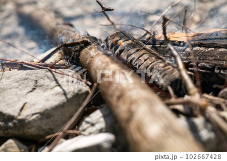 川辺での焚き火 102667428