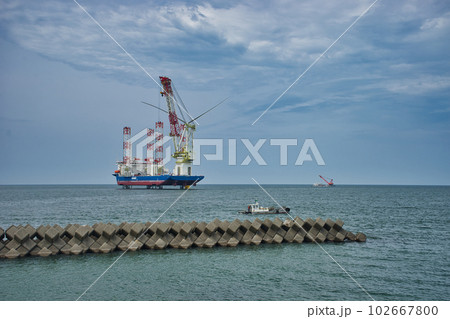 富山県入善町沖の洋上風力発電設備据え付けの様子 富山県入善町沖の洋上風力発電設備据え付けの様子 102667800