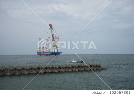 富山県入善町沖の洋上風力発電設備据え付けの様子 富山県入善町沖の洋上風力発電設備据え付けの様子 102667801