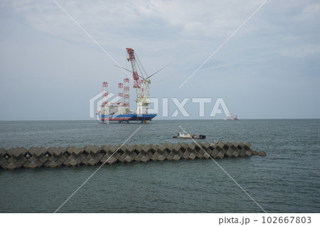 富山県入善町沖の洋上風力発電設備据え付けの様子 富山県入善町沖の洋上風力発電設備据え付けの様子 102667803